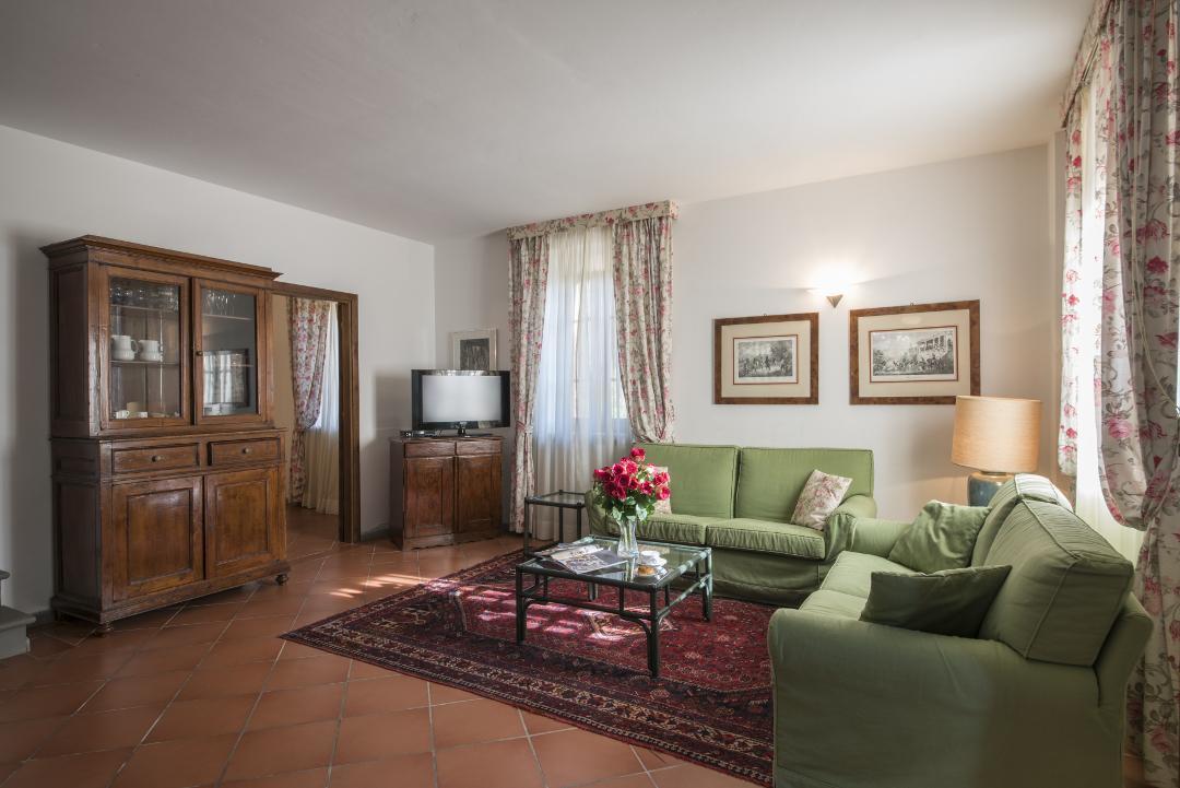 Four-Bedroom Apartment - Split Level,702220807:JPEG